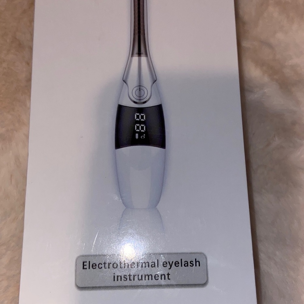 NIB/ Rechargeable eyelash curler.